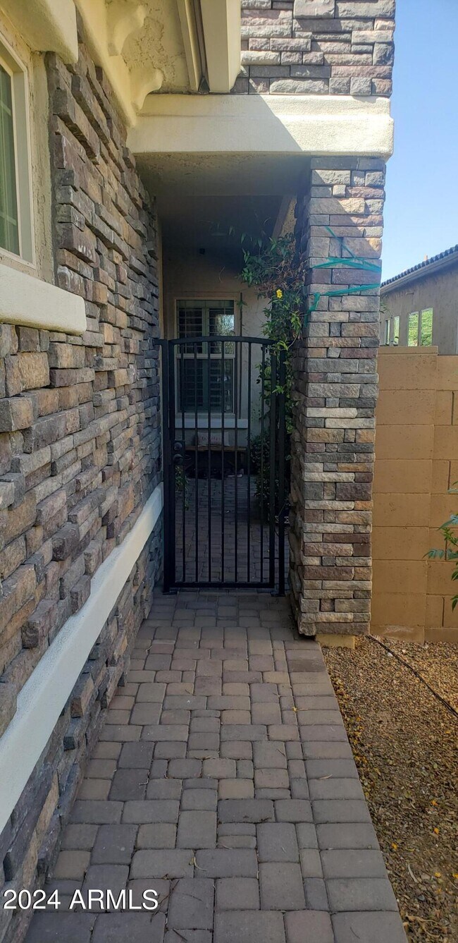 Building Photo - 3318 E Los Gatos Dr