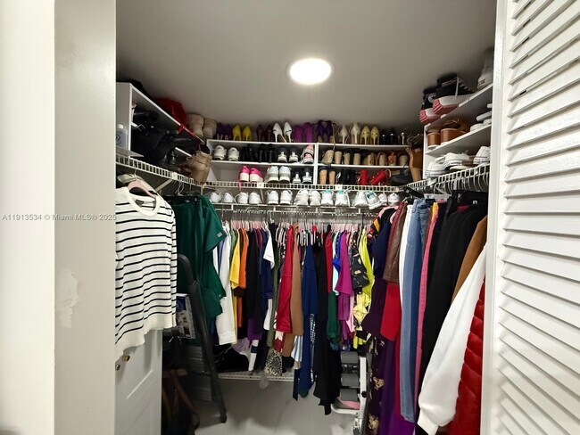 Building Photo - 9015 SW 125th Ave