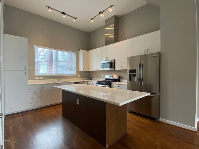 Building Photo - Live in the Heart of the Pearl District – ...