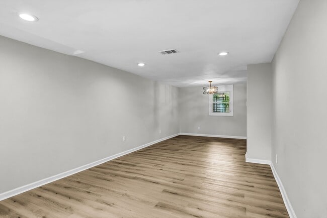 Building Photo - Charming 4BR Downtown Savannah Home with M...