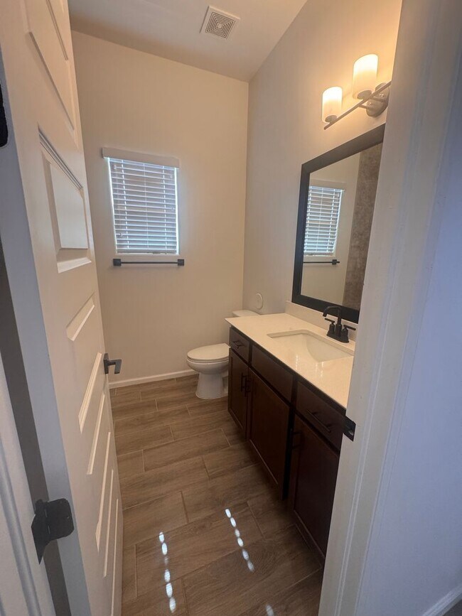 Building Photo - Beautiful newer townhome with Mountain View’s