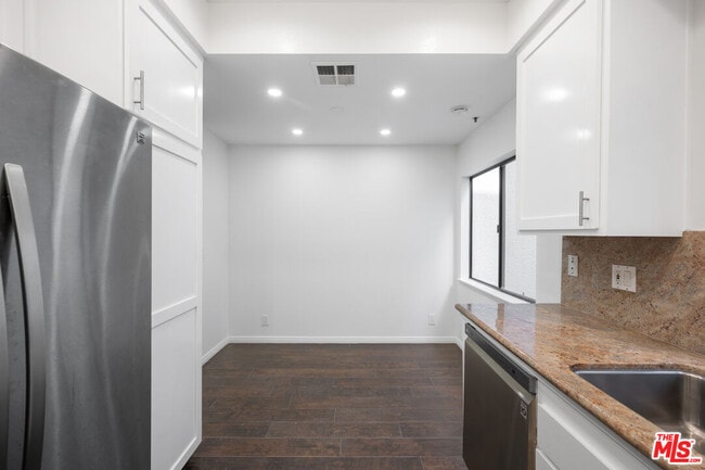 Building Photo - 310 Tahiti Way