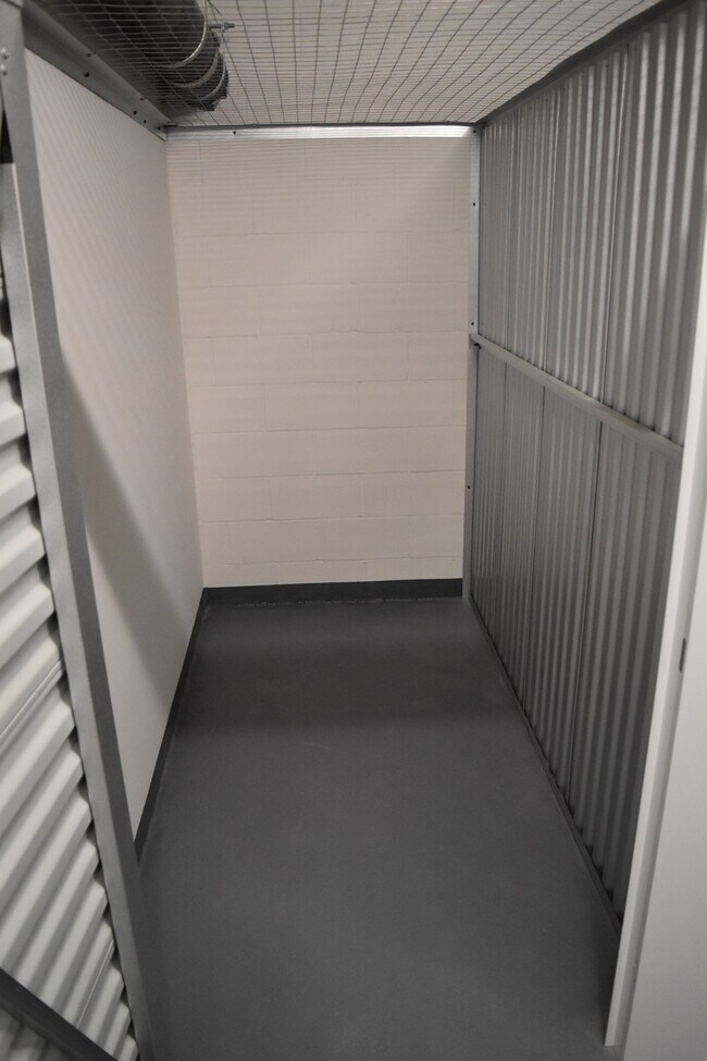 Building Photo - Spacious Luxury One Bedroom - Insignia