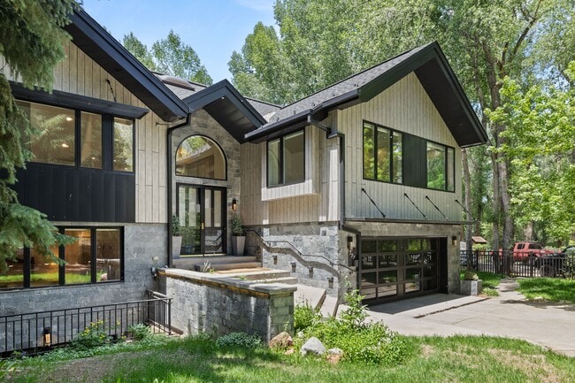 Building Photo - 777 Castle Creek Dr