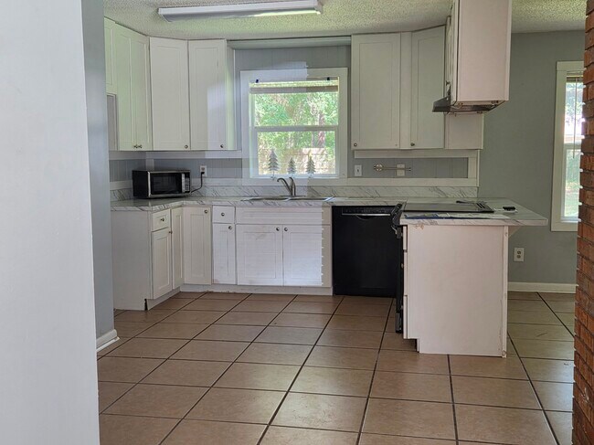 Building Photo - 504 Martha Dr