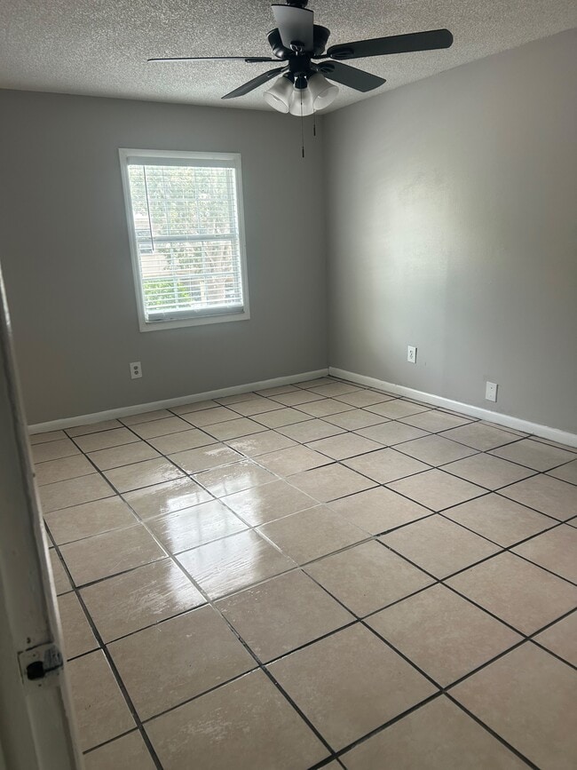 Building Photo - 5132 Tennis Ct Cir