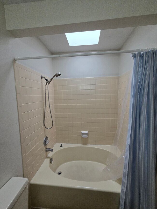 Building Photo - Super Clean and Private!