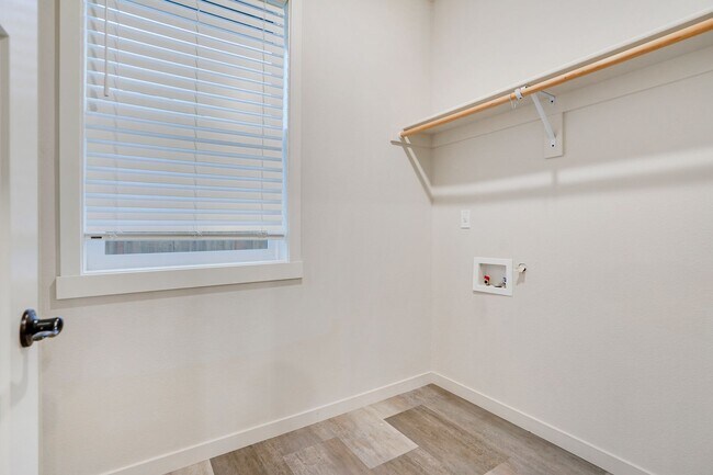 Building Photo - Polished single-level 3 bed, 2 bath home in NE Salem!