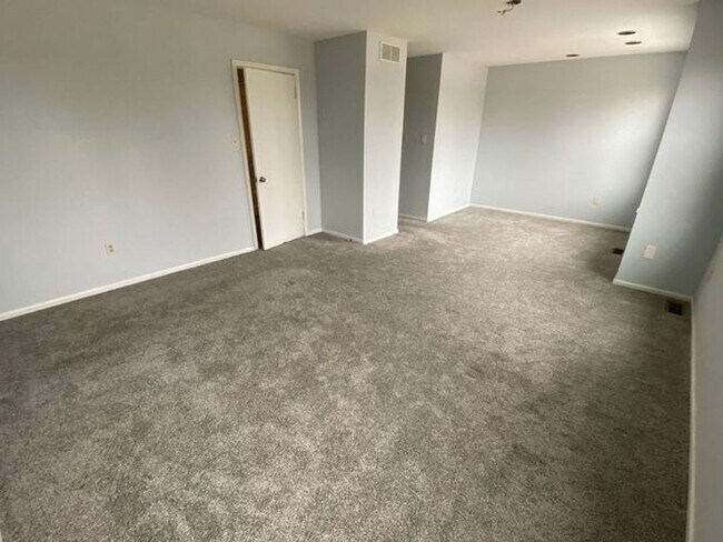 Building Photo - Nice 2 bedroom townhome with a view!