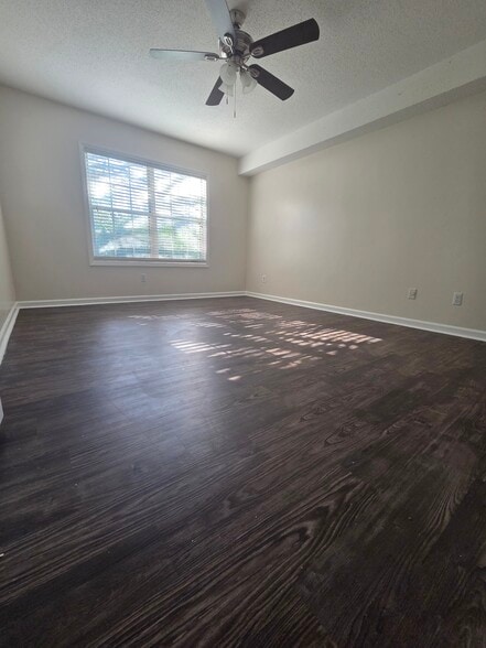 Building Photo - 6043 Green Forest Dr