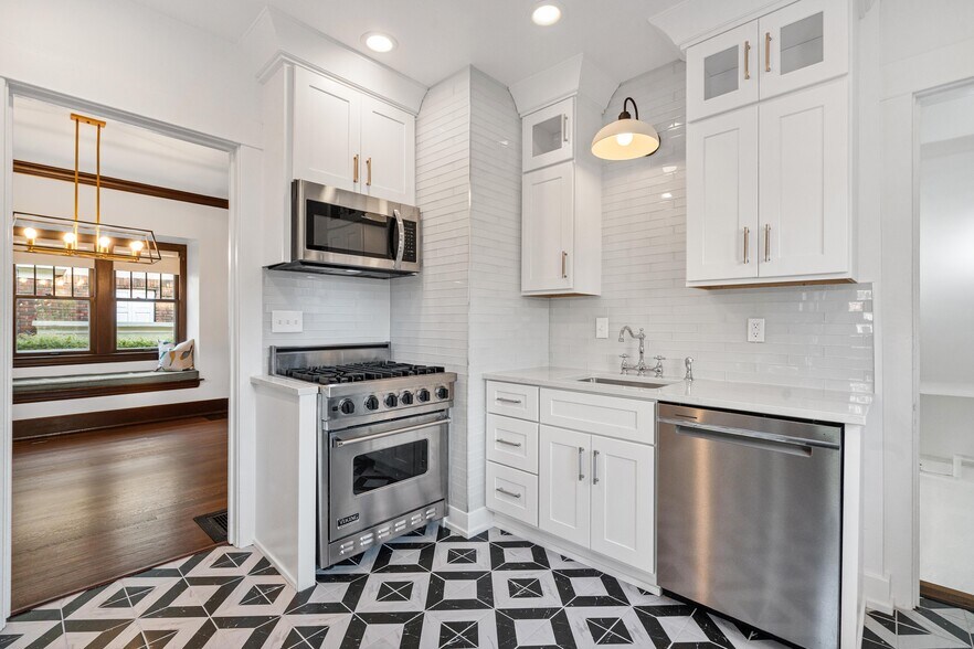 Building Photo - 127 Trowbridge St NE