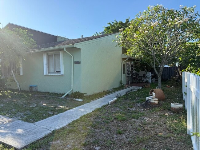 Building Photo - 4565 NW 3rd Dr