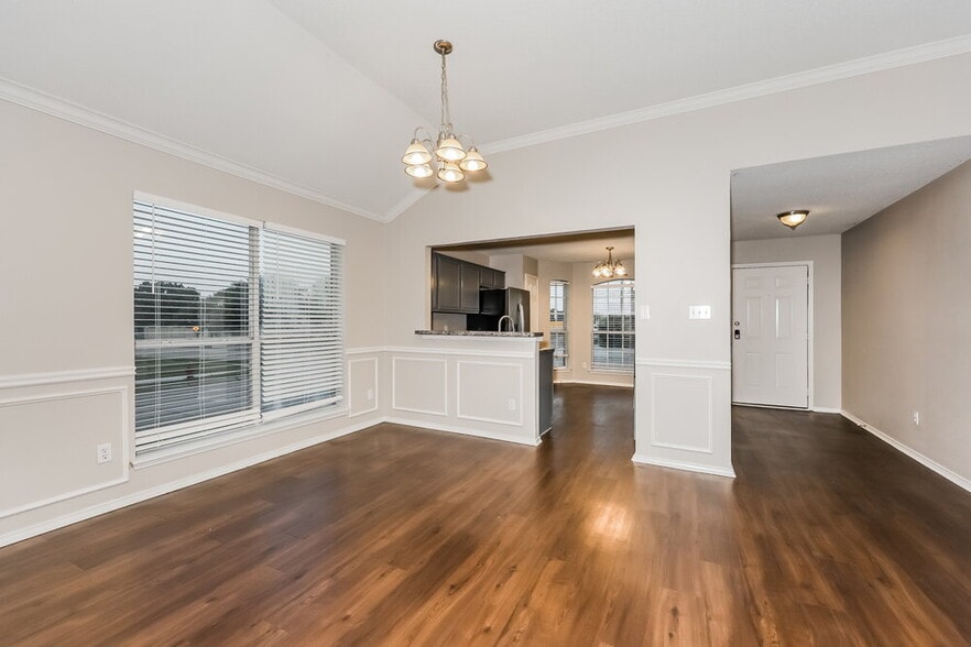 Building Photo - 2844 Claremont Dr