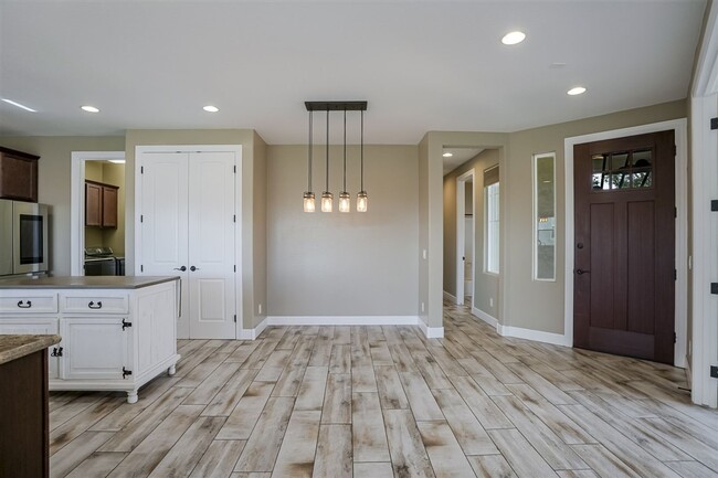 Building Photo - 1478 Varsity Dr