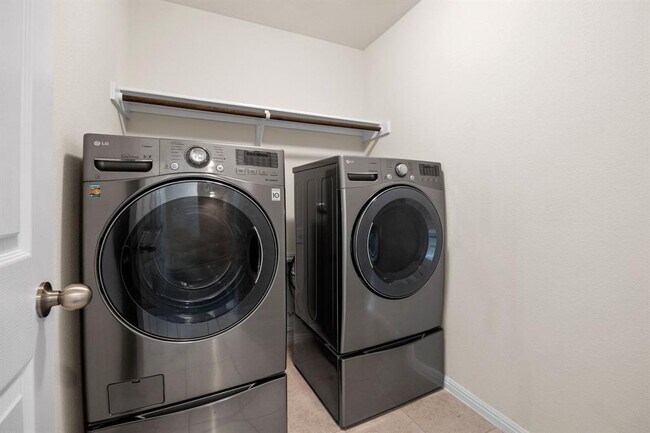 Building Photo - 2304 S Lakeline Blvd