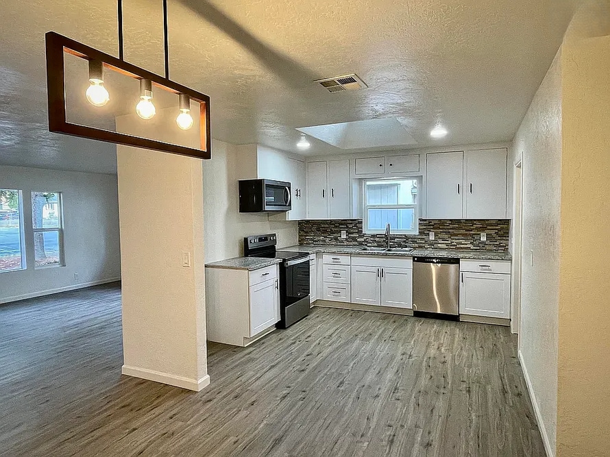 Building Photo - 325 SE M St