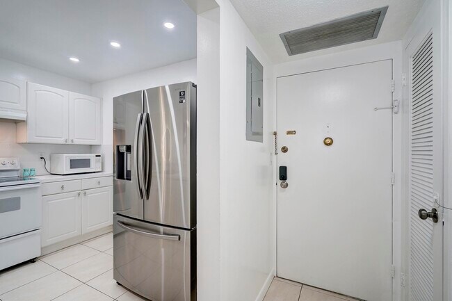 Building Photo - 3725 S Ocean Dr