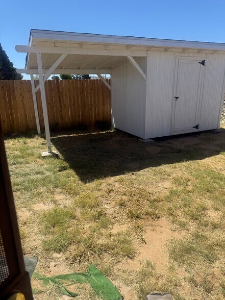 Backyard storage - 26946 Prospect St