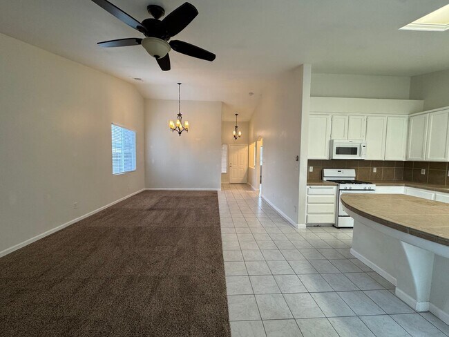 Building Photo - Spacious SW Bakersfield home!