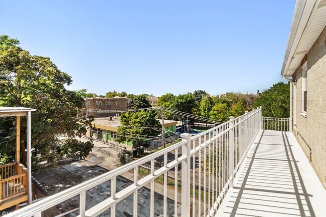 Building Photo - 4438 N Racine Ave