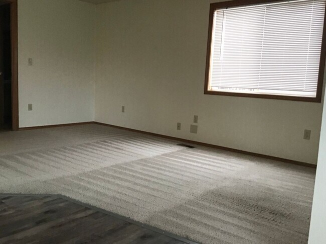 Building Photo - 3012 NE Glacier Way