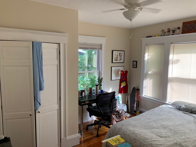 Building Photo - Huge 5 bed In Davis Square