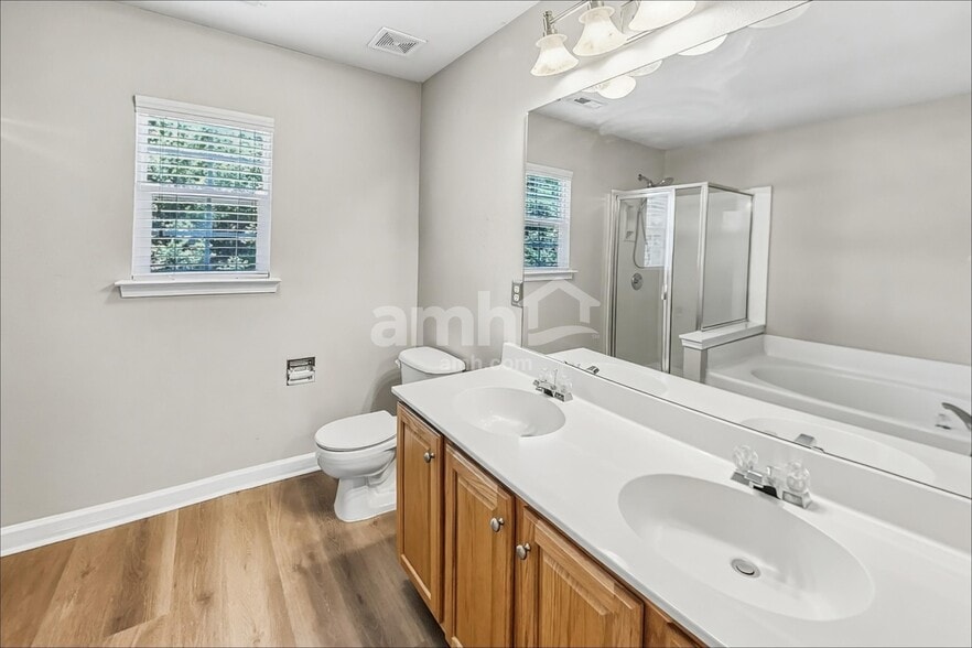 Building Photo - 15907 Circlegreen Dr