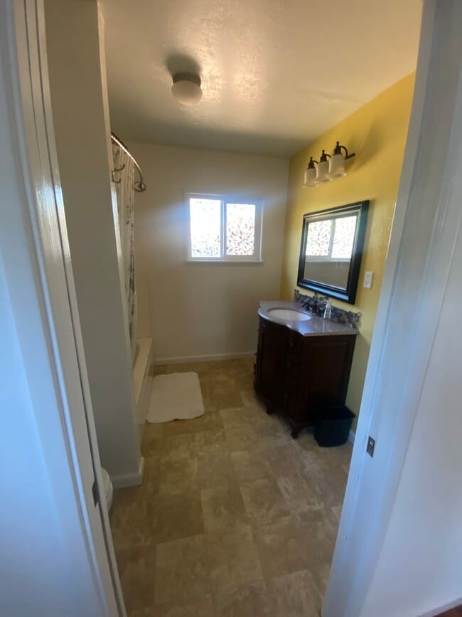 Building Photo - Charming 2 bedroom, 1 bathroom house with ...