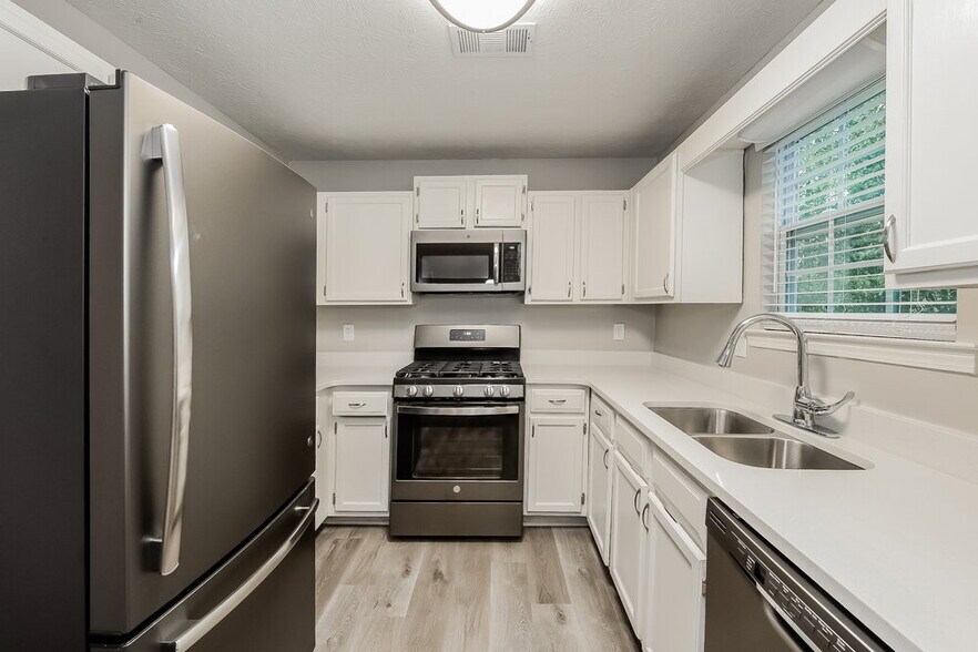 Building Photo - 2092 Wedgewood Dr