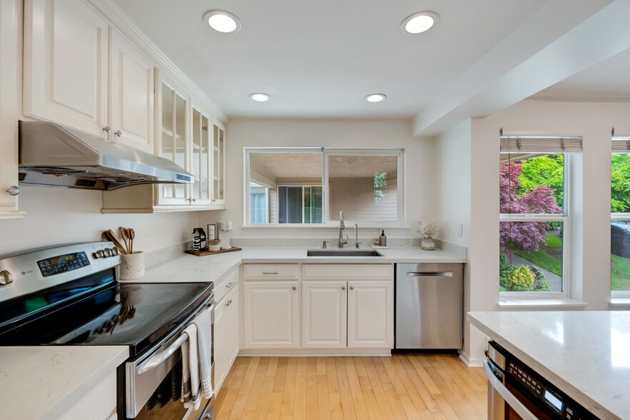 Kitchen - 202 W Olympic Pl