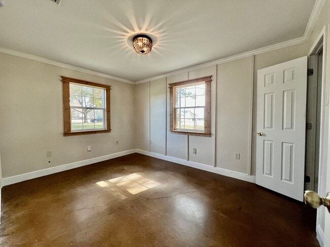 Building Photo - Cute Country Charmer!