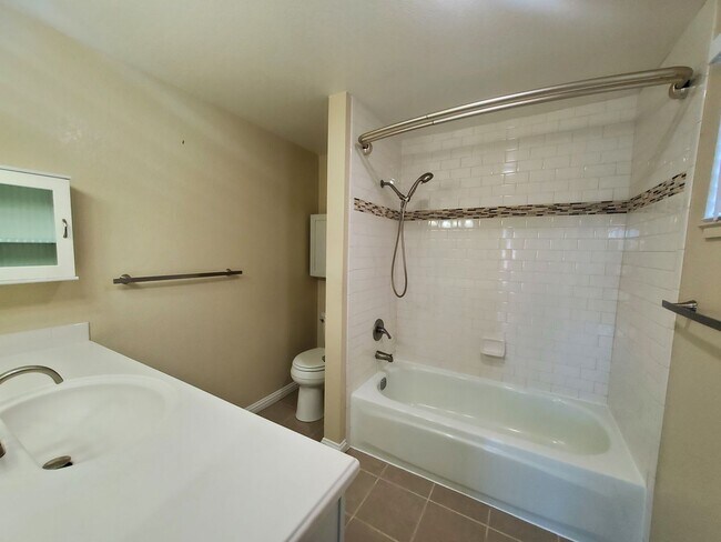 Building Photo - Spacious 2 bedroom 2 bath condo with perfect floor plan