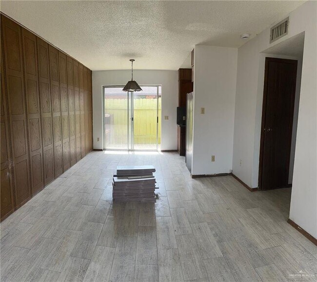 Building Photo - 2421 W Tamarack Ave