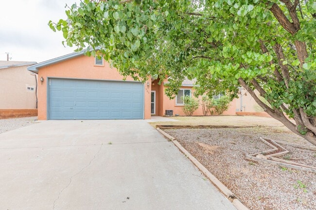 Building Photo - 3 Bedroom 2 Bath Home