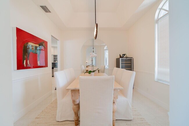 Building Photo - 1907 S Club Dr