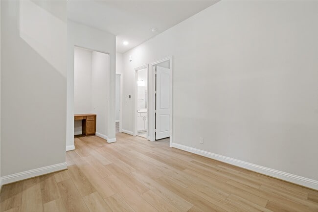 Building Photo - 2131 Villa Flora Ln