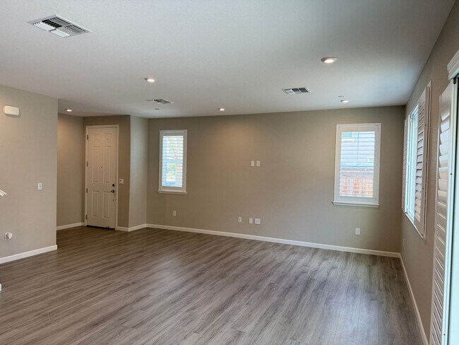 Building Photo - 700 Apricot Cir