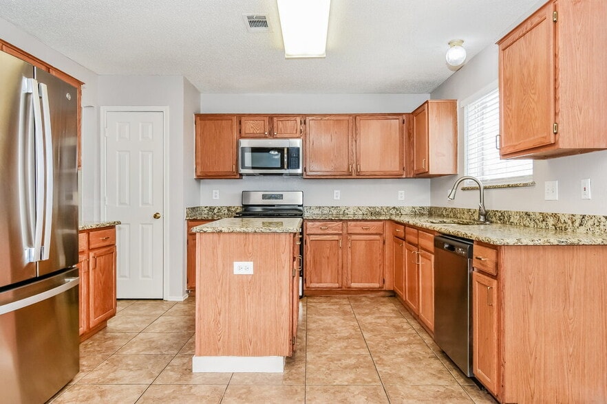 Building Photo - 5909 Iris Dr