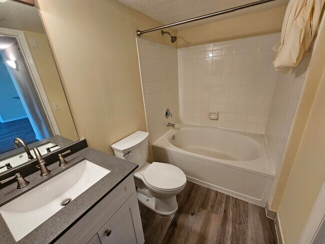 Building Photo - 604 Villa Cir