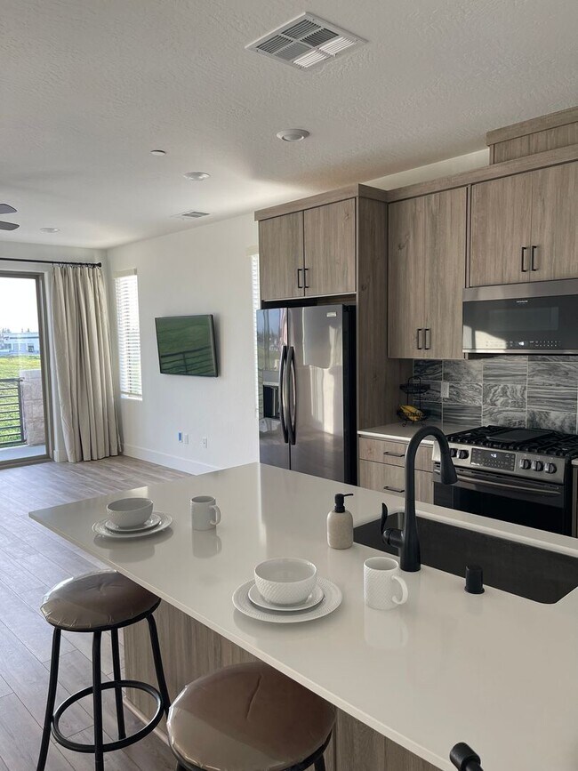 Building Photo - Modern Clovis Town Home, 2BR/2BA, CUSD w/ Solar