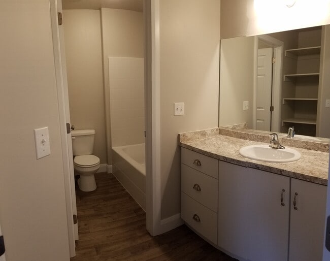 Building Photo - **Move-In Discount**3 bed -2.5 bath - Newer townhome in the heart of Cedar City!