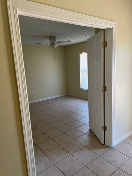 Building Photo - 833 Lake George Dr