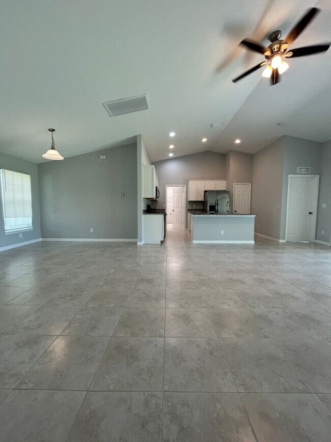 Building Photo - 4 Bedrooms 2 Baths Single-Family Fenced Ho...