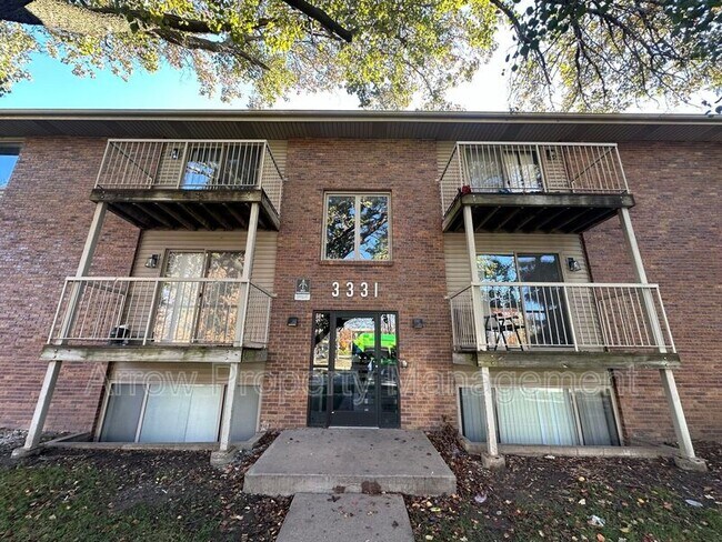 Building Photo - 3331 Holdrege St