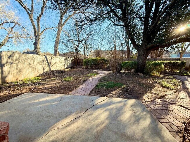 Building Photo - 405 Edwards Dr