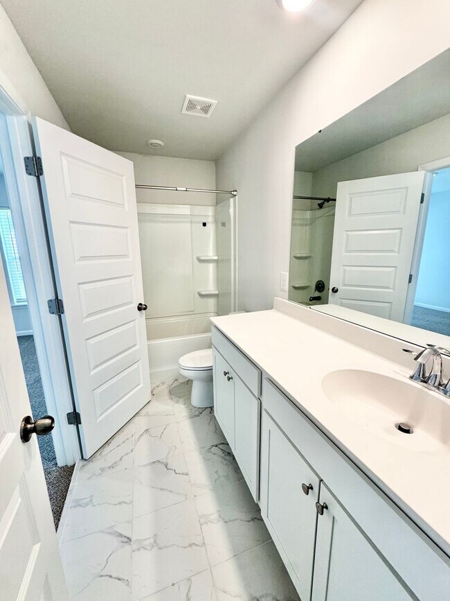 Building Photo - 5 Bedroom, 3.5 Bath Home!