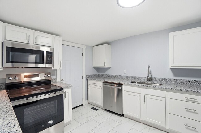 Building Photo - 44 5 Oaks Ave