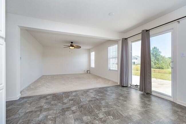 Building Photo - Spacious 3 Bed 2.5 Bath Home in Parks at W...