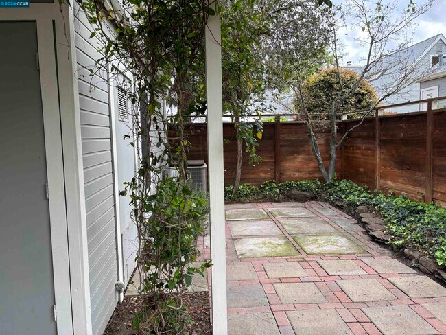 Building Photo - 1602 Somerset Pl
