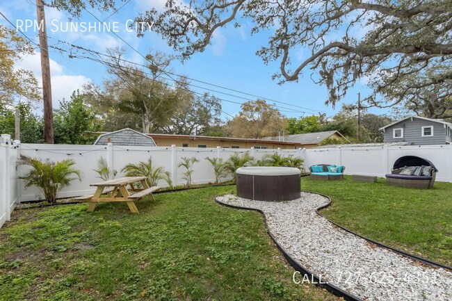 Building Photo - 1500 Clearwater Largo Rd
